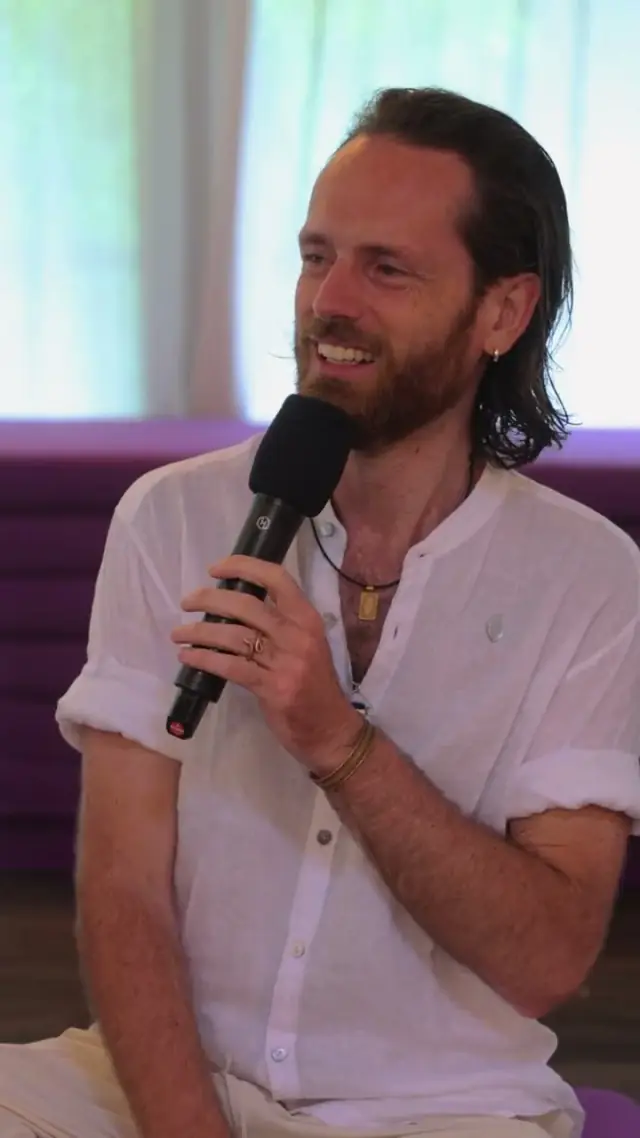 Jos Goossens reviews the Vādma Practitioner training, a neuro-somatic practitioner training, in a video